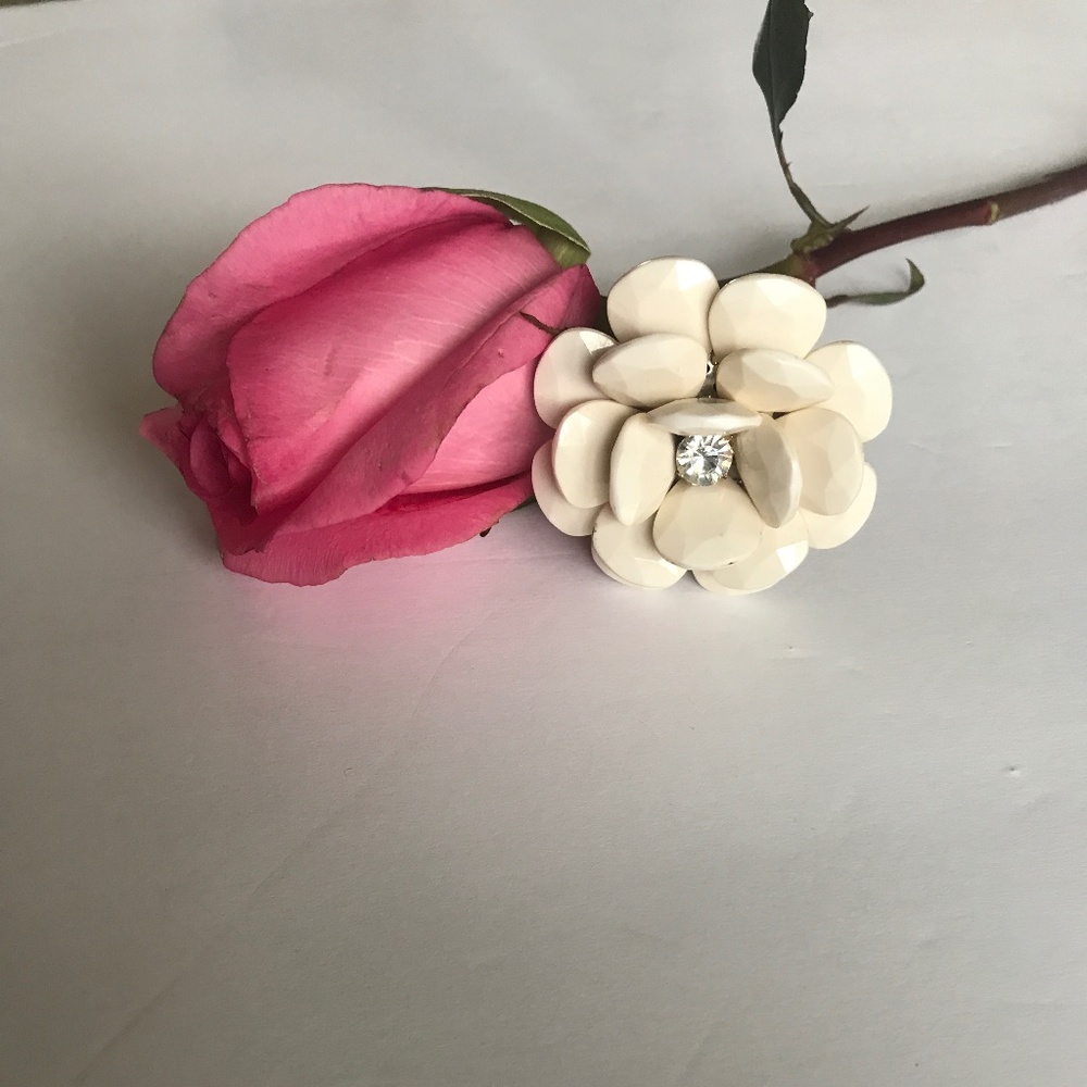 Petal Flower Ring w/Rhinestone Center Stone. Ivory. Expandable stretch band.